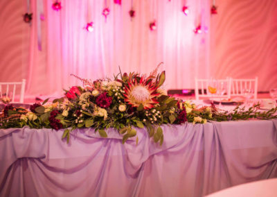 svadby-jamina-svadobna-vyzdoba-osvetlenie-hlavny-stol