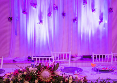 svadby-jamina-svadobna-vyzdoba-osvetlenie-hlavny-stol1